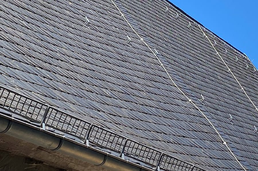 Schieferdach mit Dachhaken und Schneefanggitter