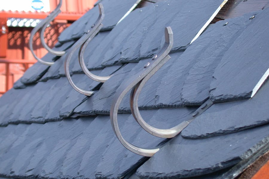 Nahaufnahme von Sicherheitsdachhaken, montiert auf einem Schieferdach